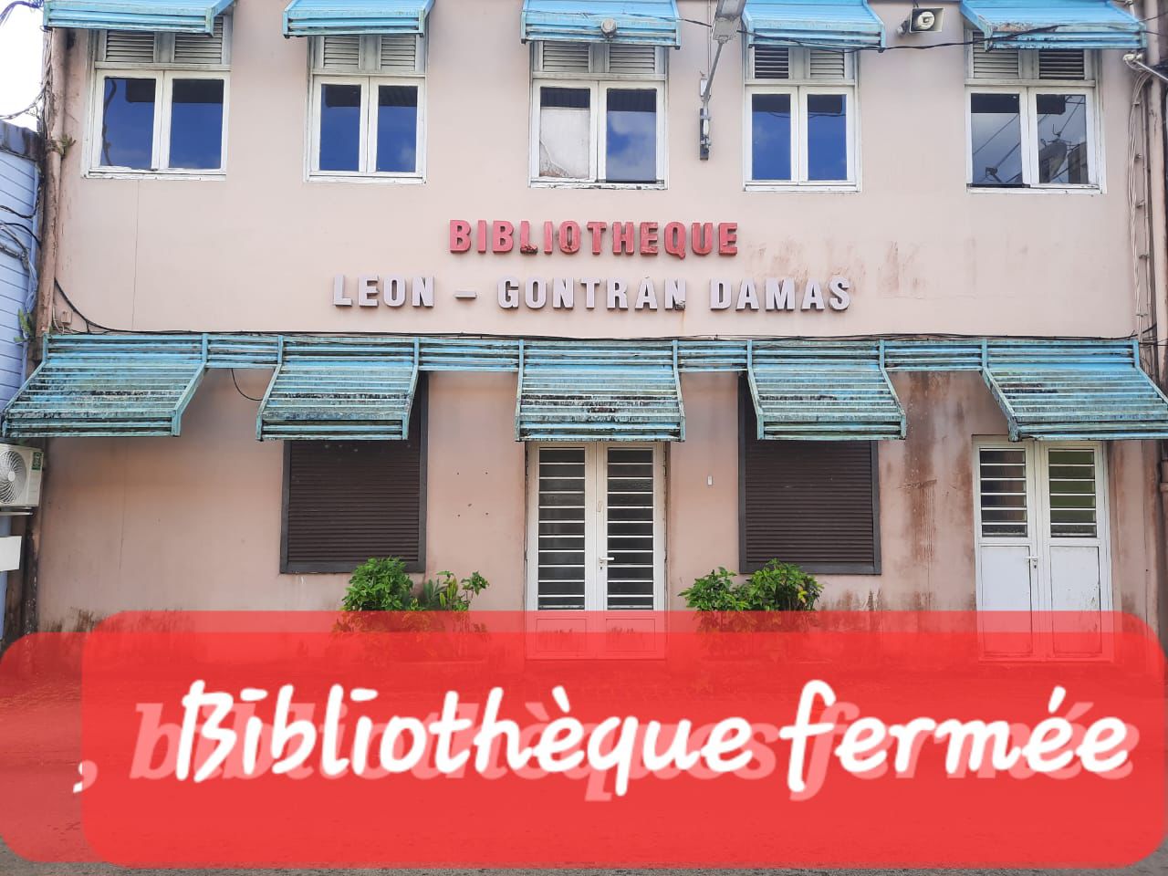 Bibliothèque en état de délabrement