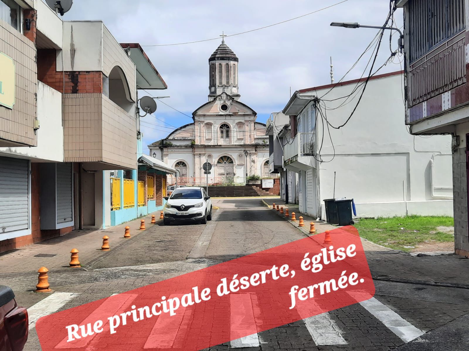 Rue déserte et mal entretenue